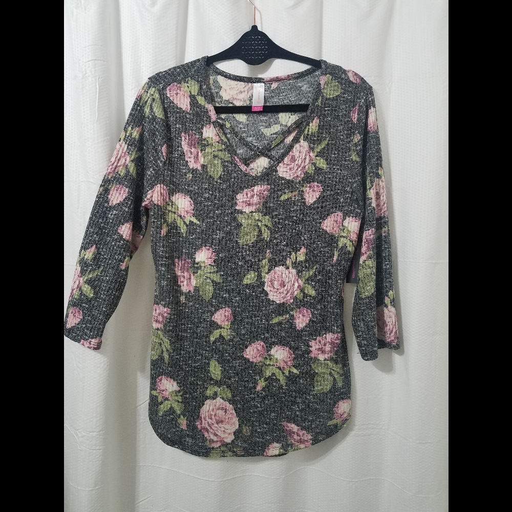 No Boudaries NWT Criss Cross Rose Top